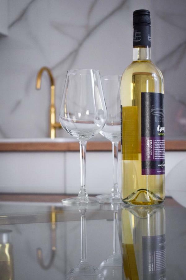 Voya - A Luxury Oasis In The Old Town Apartment